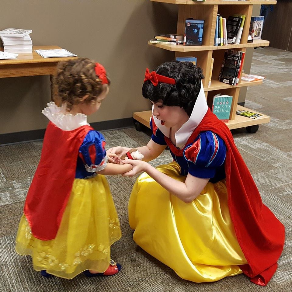 Snow White Cosplayer with a child cosplaying as Snow White